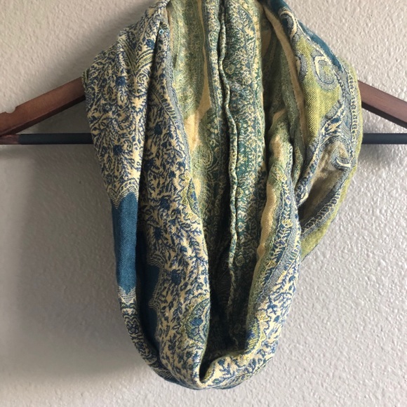 Beautiful Scarf - Picture 3 of 3